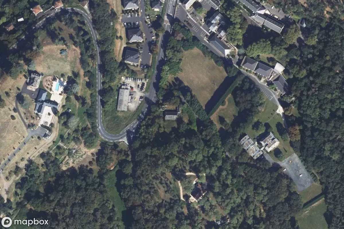 Satellietbeeld vanuit de lucht van Maison Bahu, een verlaten Woonhuis in Brive-la-Gaillarde, Frankrijk