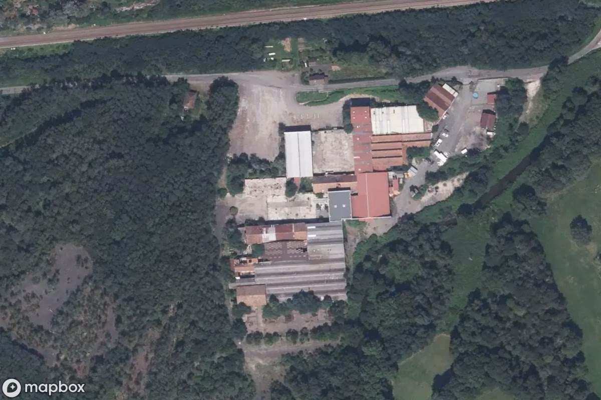 Satellietbeeld vanuit de lucht van Automobilzulieferer, een verlaten  in Ronchamp, Frankrijk