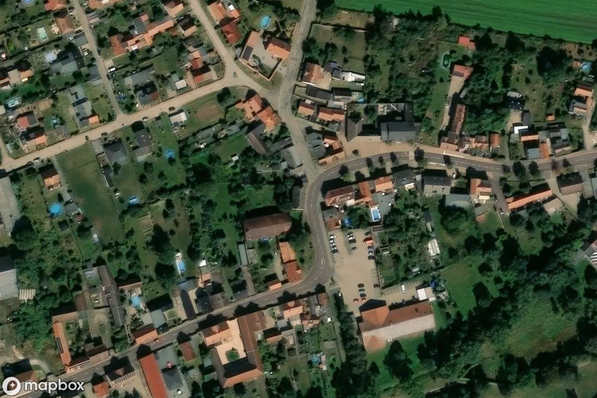 Satellitbild från luften av Wohnhaus, en övergiven Bostadshus i Eichenbarleben, Tyskland