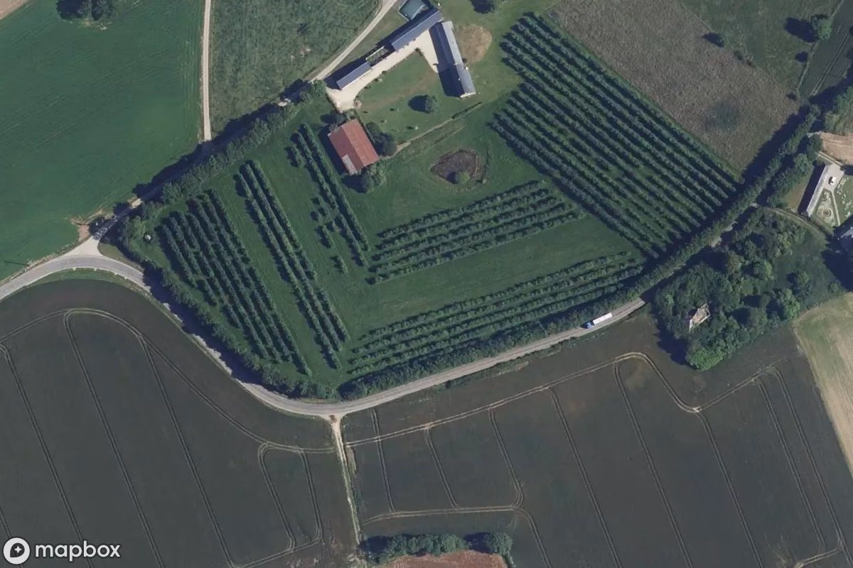 Satelitarny widok z lotu ptaka Keltern der Falschen Winzer, opuszczone Fabryka w Criquiers, Francja