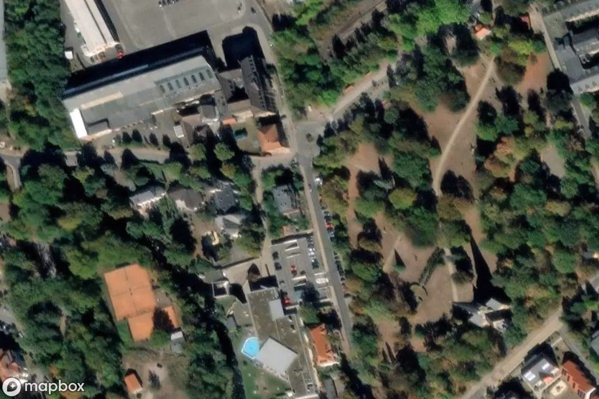 Satellitbild från luften av Villa, en övergiven Bostadshus i Thale, Tyskland