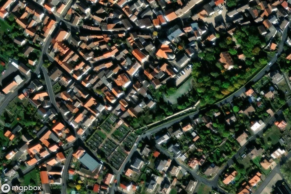 Satellietbeeld vanuit de lucht van Holzmühle, een verlaten Fabriek in Neubrunn, Duitsland