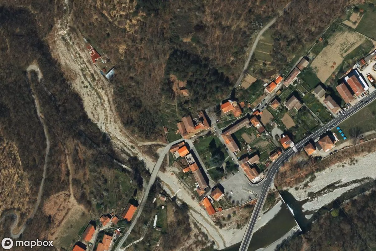 Satellitbillede set fra luften af Palazzo Centurione-Tornelli, et forladt i Gorreto, Italien