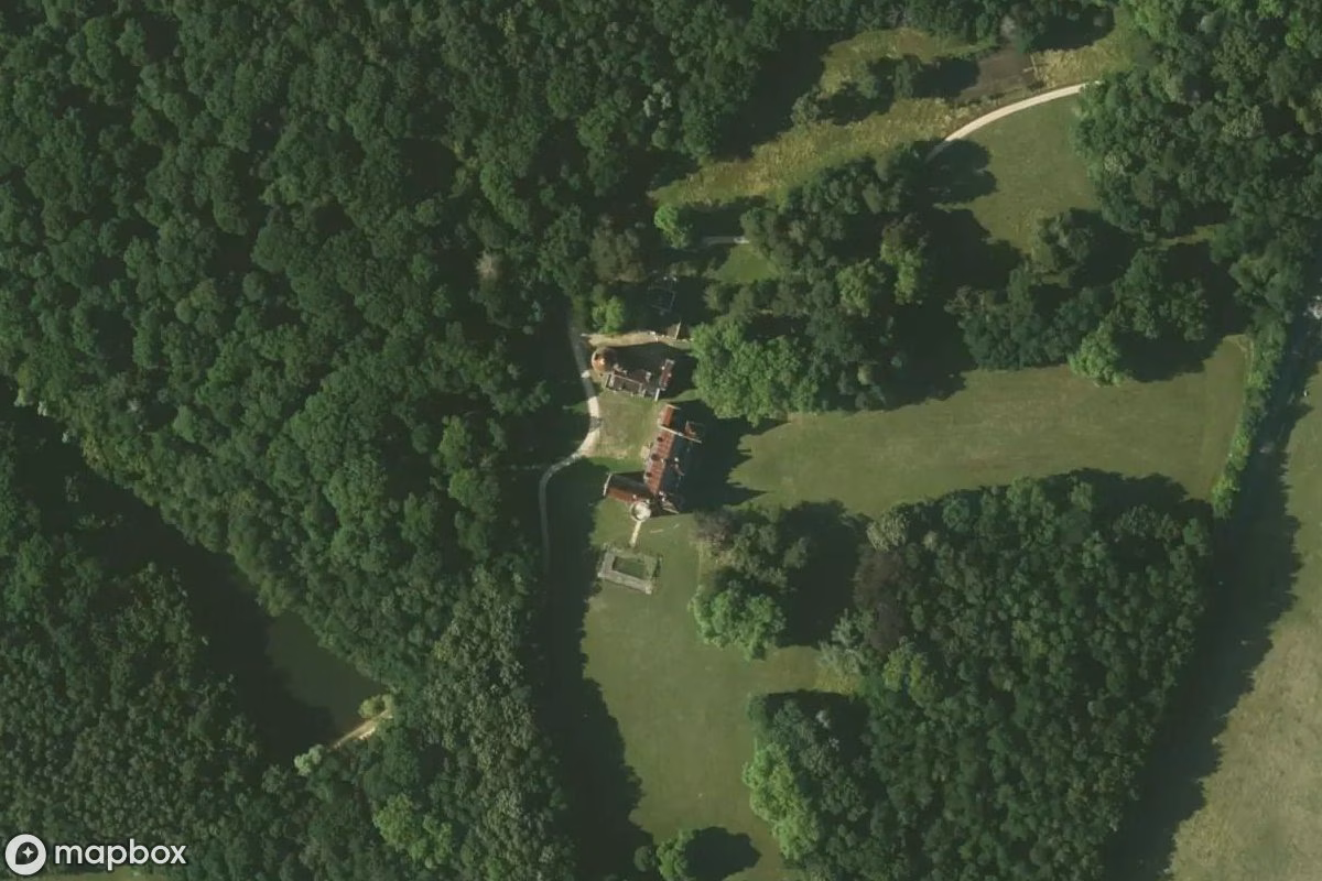 Satelitní letecký pohled na Château de la Salle, opuštěné Zámek v La Salle, Francie