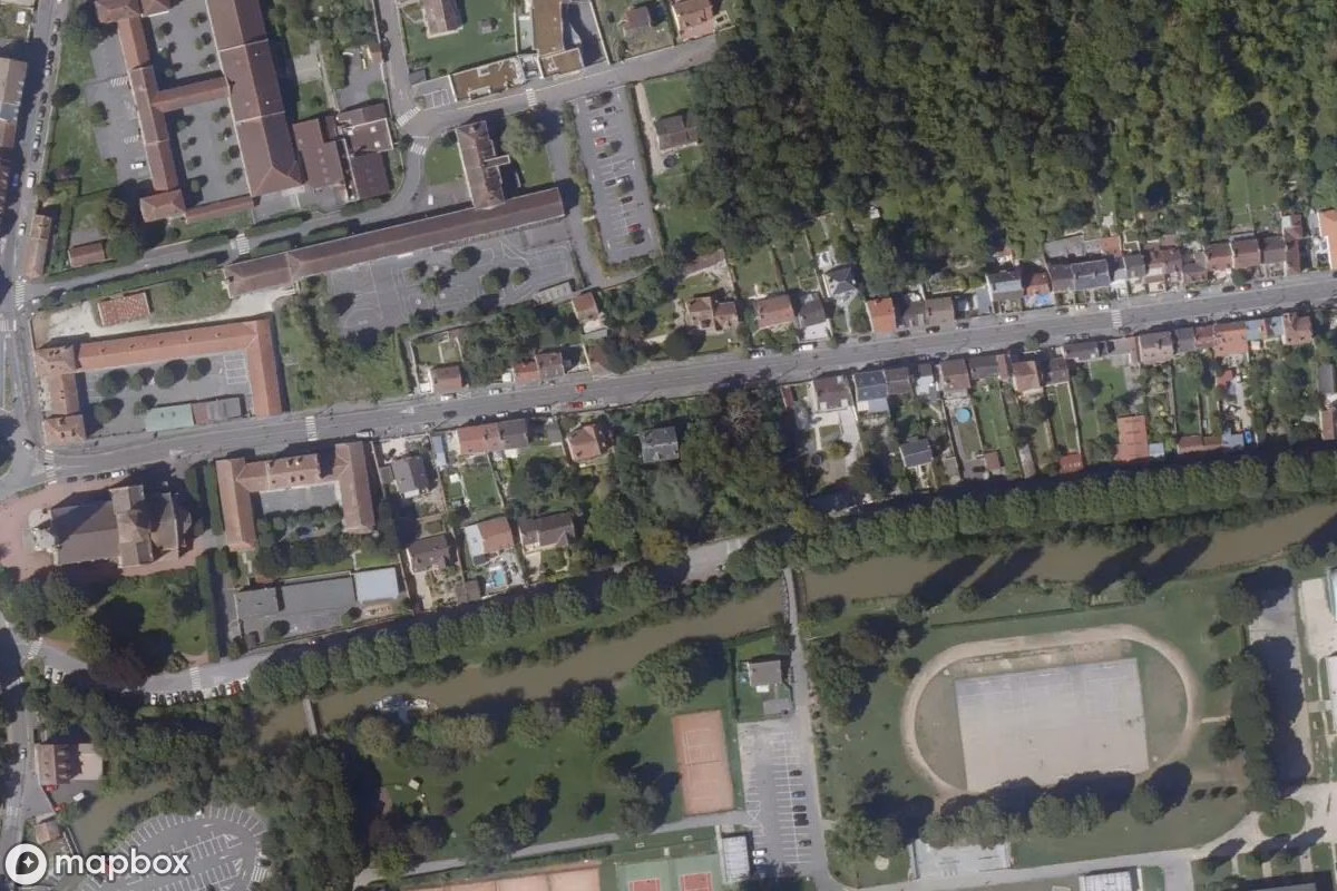 Satelitarny widok z lotu ptaka Château Geralande, opuszczone Zamek w Coulommiers, Francja