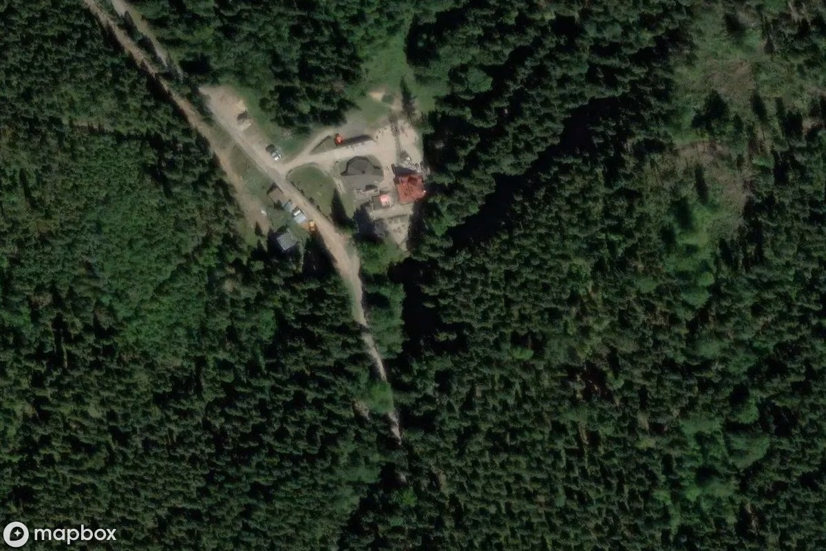 Satellietbeeld vanuit de lucht van Wasserfall Kamieńczyk, een verlaten Ruïne in Szklarska Poręba, Polen