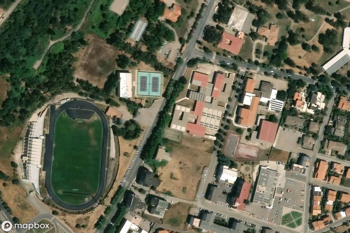 Satellittbilde fra luften av Edificio Lussu, et forlatt Bolighus i Macumere/Macomer, Italia