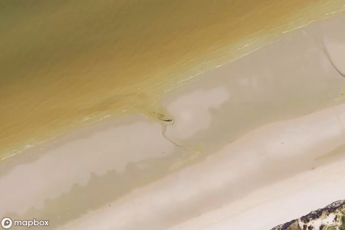 Satellitbillede set fra luften af Schiffswrack, et forladt  i Ghyvelde, Frankrig