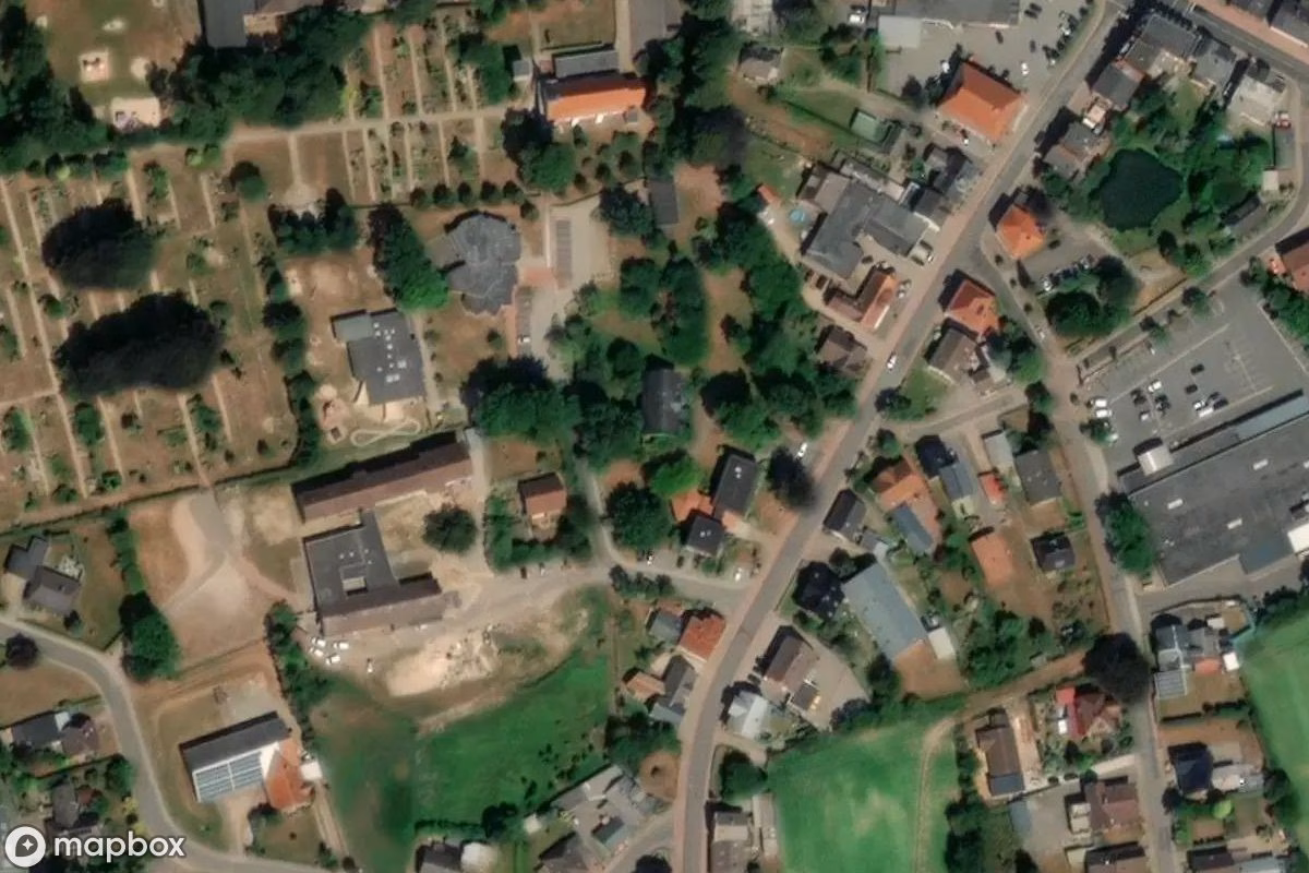 Satellietbeeld vanuit de lucht van Pastorat, een verlaten  in Hanerau-Hademarschen, Duitsland