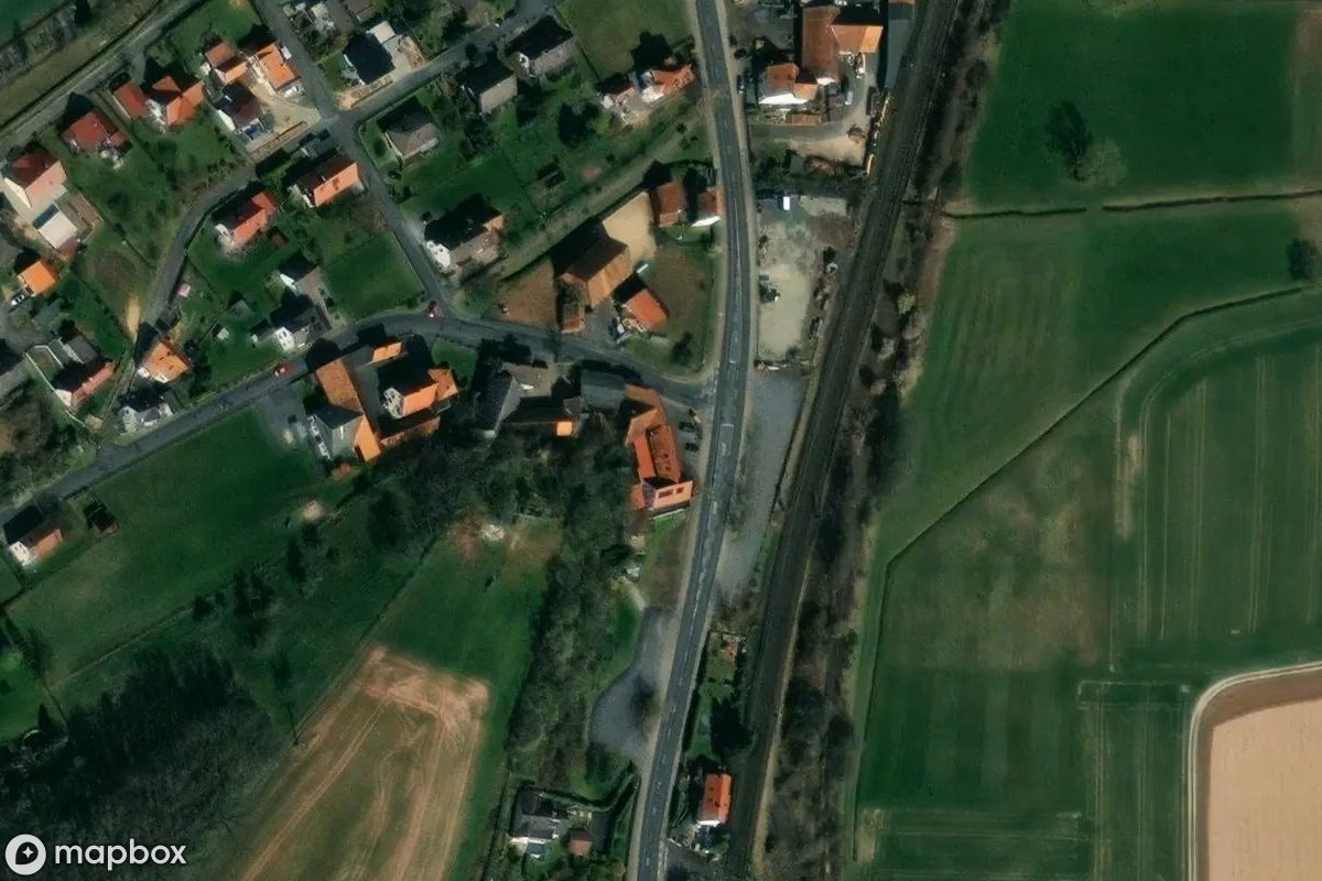 Satellitbild från luften av Gasthaus, en övergiven  i Niddawitzhausen, Tyskland