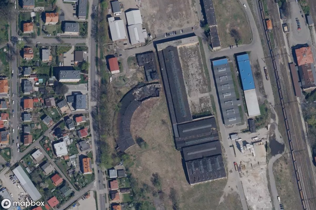 Satellitenansicht von Eisenbahnwerkstatt, eine verlassene  in Lubań, Polen