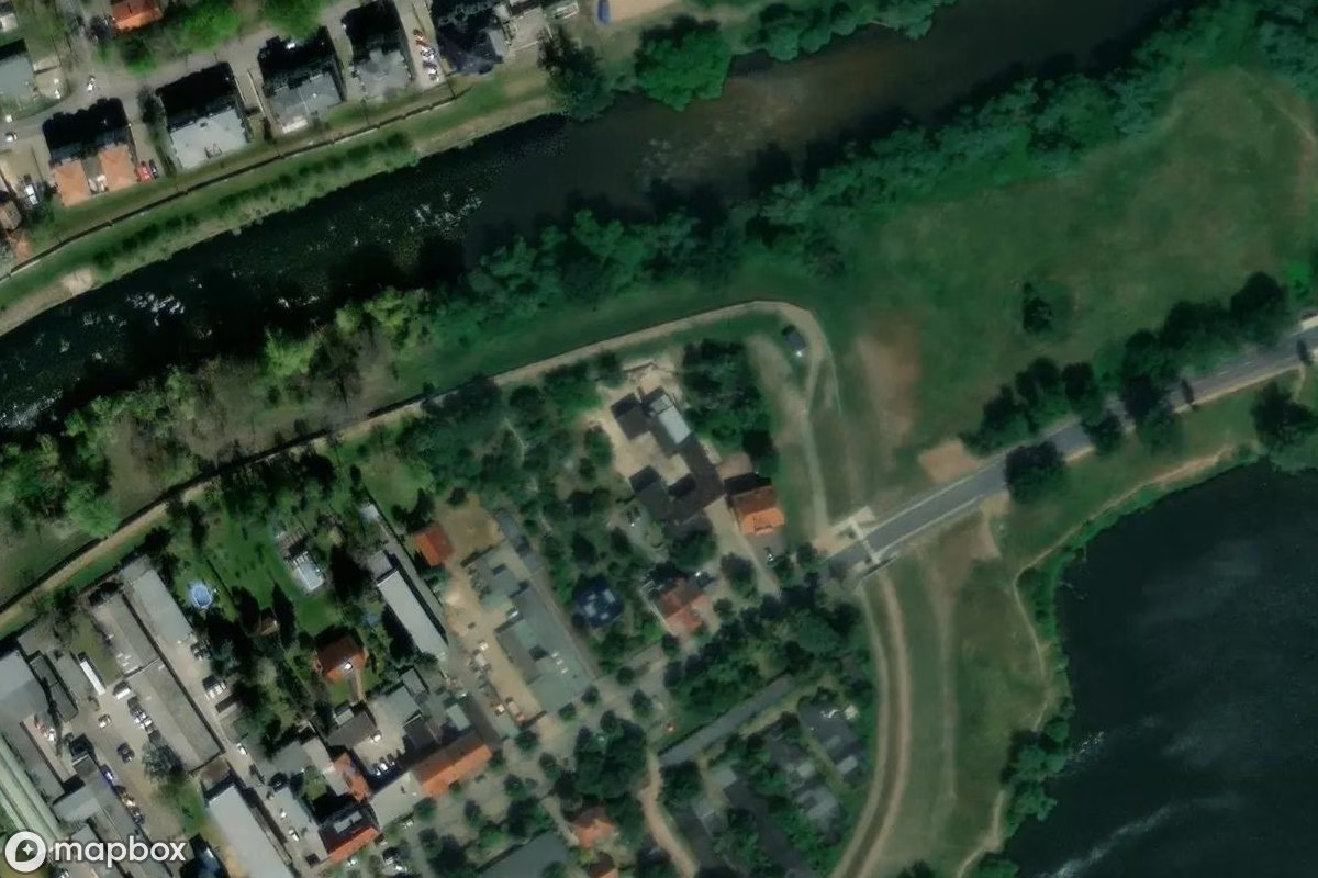 Satellietbeeld vanuit de lucht van Textilreinigung, een verlaten Fabriek in Dessau, Duitsland