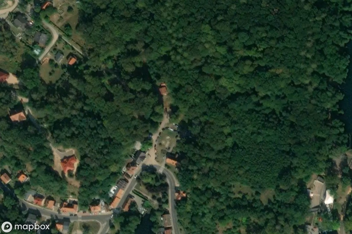 Satelitarny widok z lotu ptaka Cinéma Switez, opuszczone Teatr w Łagów, Polska