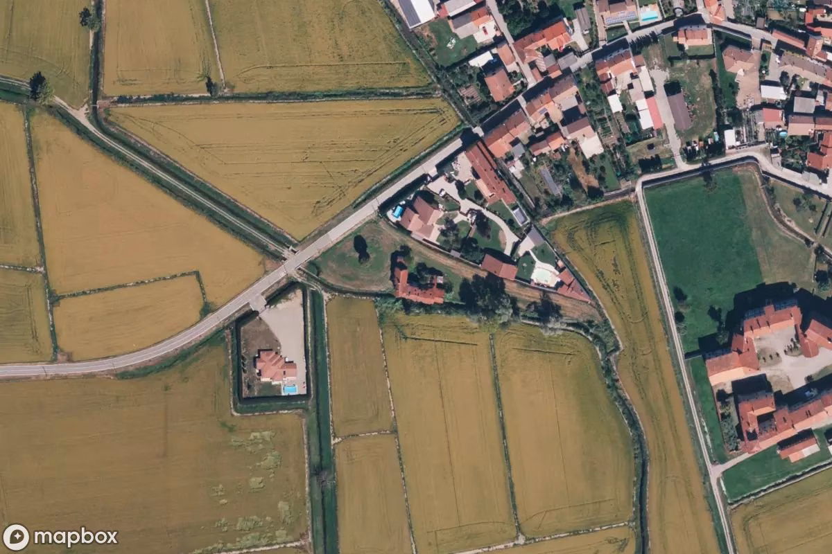 Satellittbilde fra luften av Casa Vara, et forlatt  i Casaleggio Novara, Italia