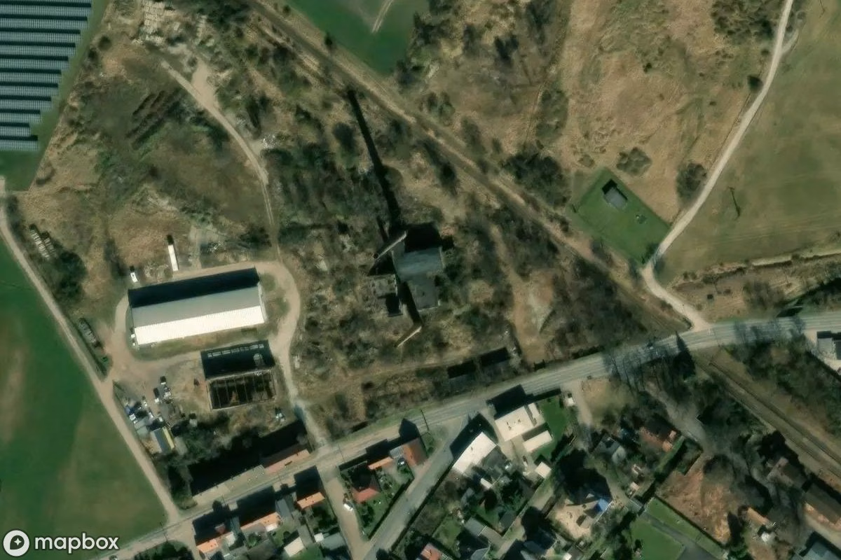 Műholdas légi felvétel Fabrik helyszínről, egy elhagyatott Gyár itt: Hecklingen, Németország