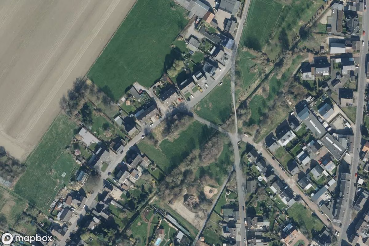 Satelitní letecký pohled na Kleines Wohnhaus, opuštěné Obytný dům v Schaag, Německo