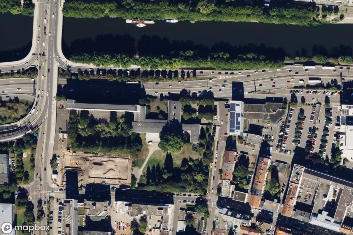 Satellitbillede set fra luften af Botschaftschaftsgebäude, et forladt  i Saarbrücken, Tyskland