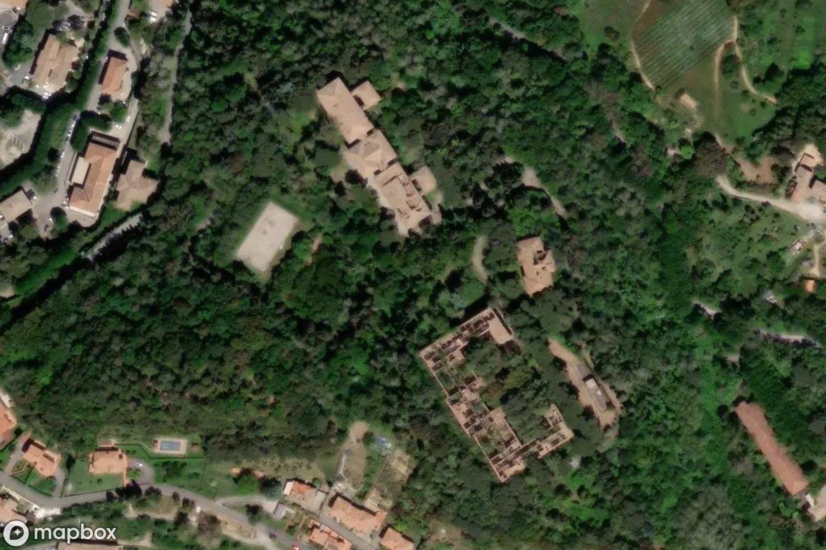 Vista aérea por satélite de Manicomio V, un Hospital abandonado en Volterra, Italia
