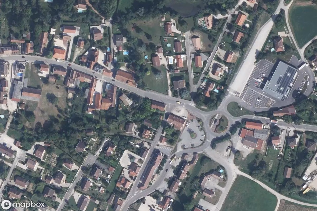 Vista aérea por satélite de Maison Du Sang, un Residencia abandonado en Chaussin, Francia