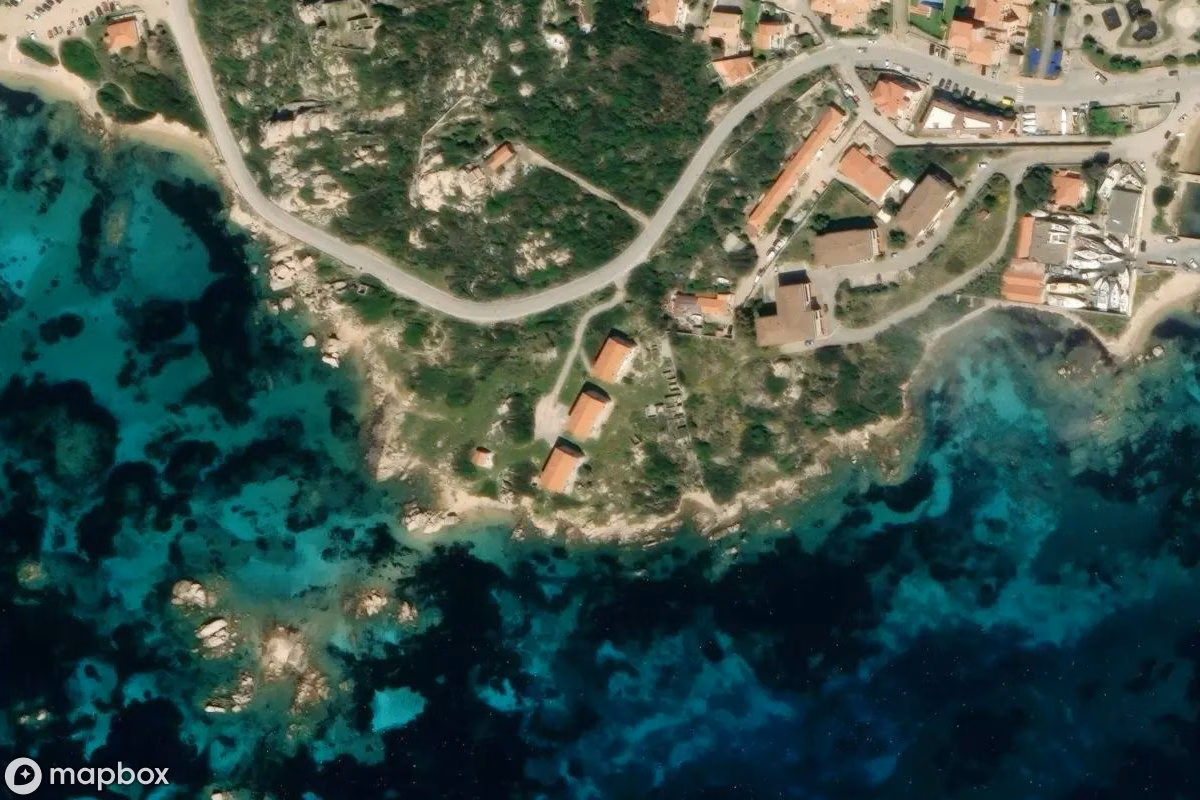 Satellitbillede set fra luften af Gebäude, et forladt  i La Maddalena, Italien