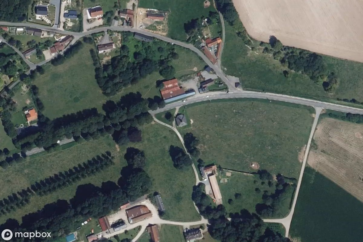 Satelitarny widok z lotu ptaka église psychédélique, opuszczone  w Woirel, Francja