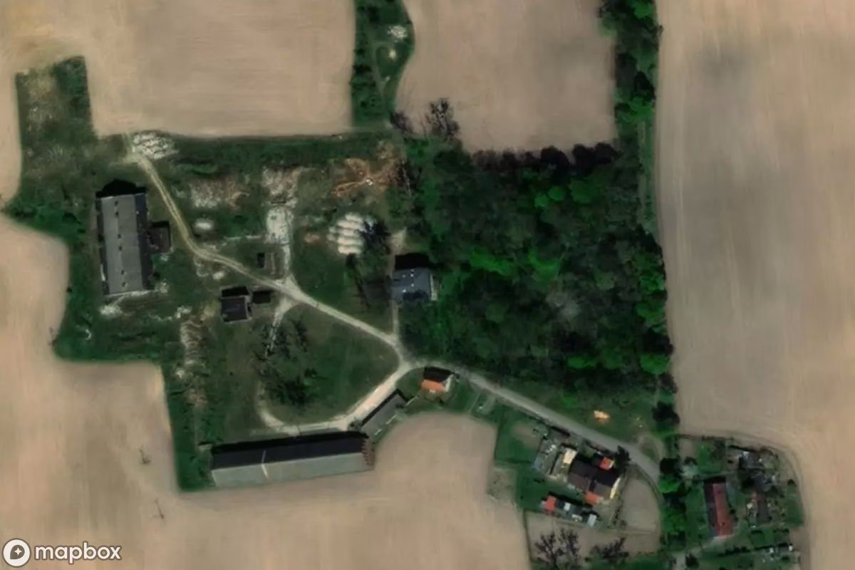 Satellitbillede set fra luften af Ancien manoir & fermes, et forladt Beboelseshus i Morsk, Polen