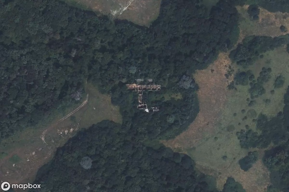 Satellittbilde fra luften av Chateau Fee Miracle, et forlatt Slott i Cours-les-Barres, Frankrike