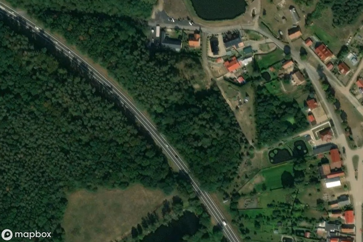 Satelitní letecký pohled na Bunker (PZ.W. 669), opuštěné Bunkr v Mostki, Polsko