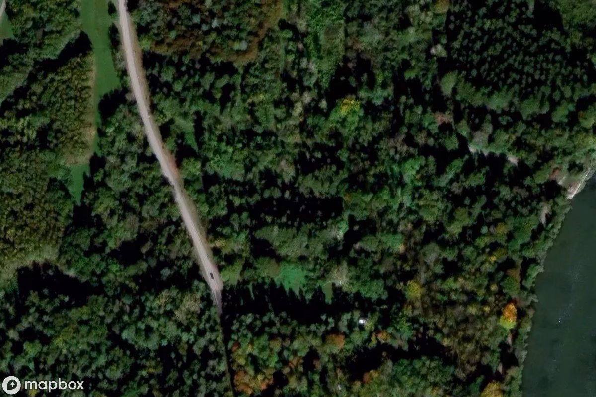 Satelitní letecký pohled na Becken-Anlage, opuštěné Bazén v Kaufering, Německo