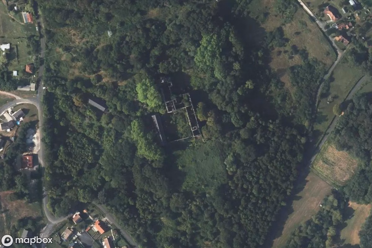 Satelitarny widok z lotu ptaka Le Séminaire, opuszczone Kościół w Cublac, Francja