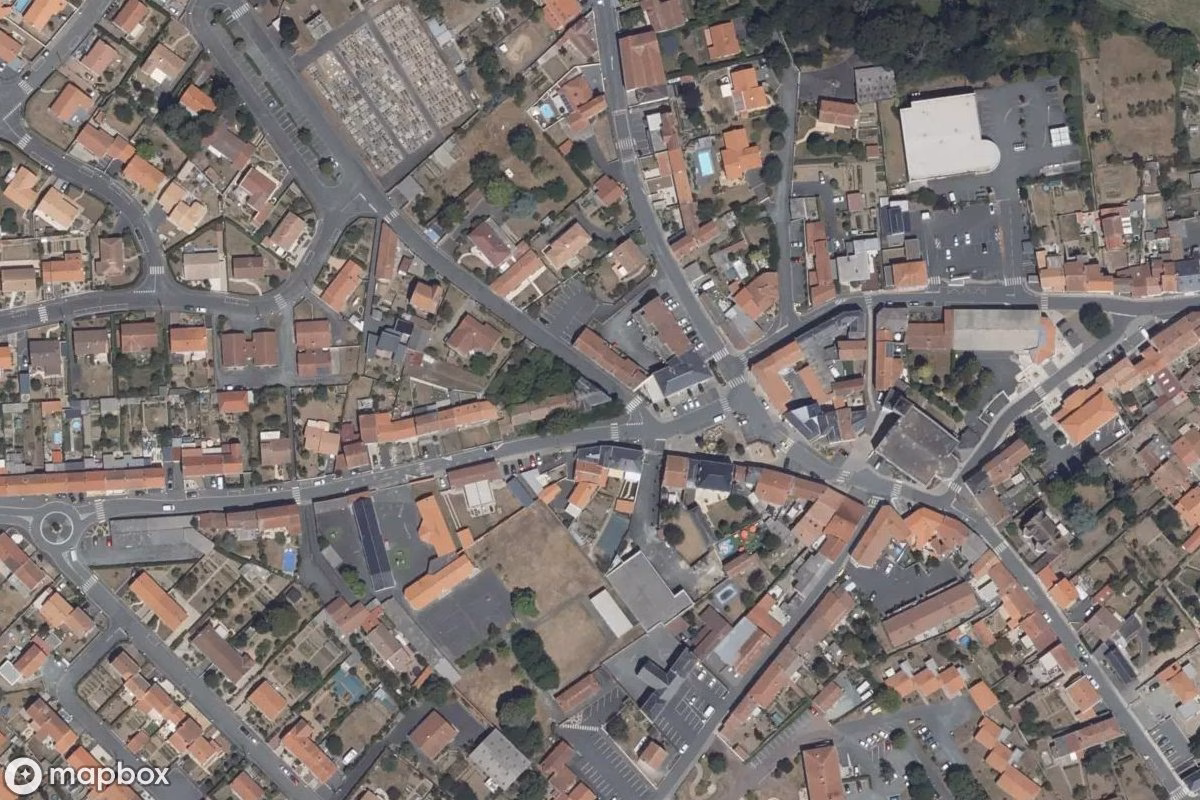 Satellitbillede set fra luften af Manoir Violoniste, et forladt Beboelseshus i La Tessoualle, Frankrig