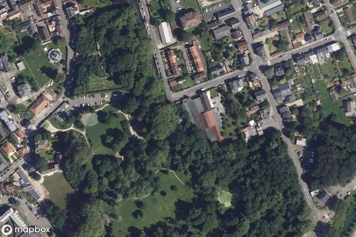 Satellitbillede set fra luften af Manoir Du Médecin, et forladt Beboelseshus i Gisors, Frankrig