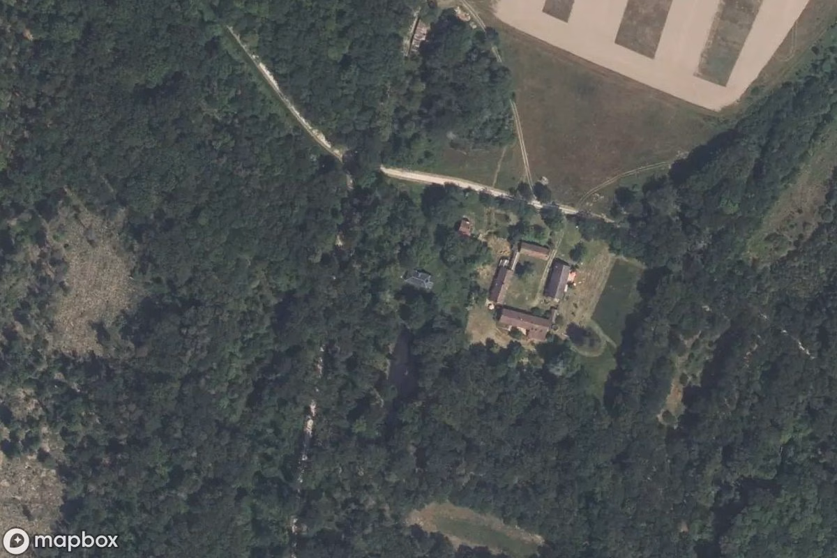 Vue aérienne satellite de Maison Noir, un Résidence abandonné à Neuvy-en-Sullias, France