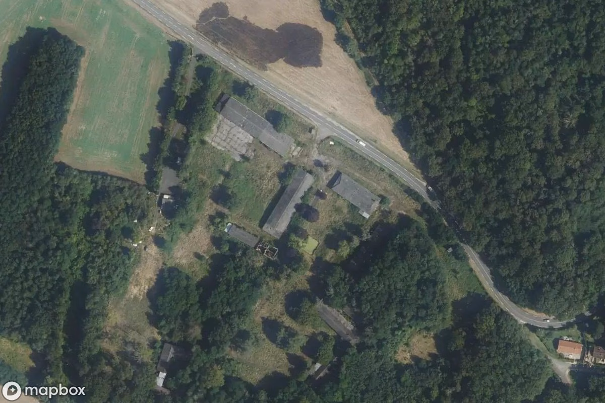 Satelitarny widok z lotu ptaka La Croix Brisée, opuszczone Kościół w Hanches, Francja