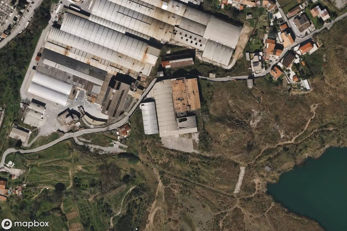 Vista aérea por satélite de Lost Place, un  abandonado en Salerno, Italia